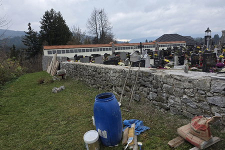 Pokopališče Begunje pri Cerknici obnova dela zidu foto Boštjan Otoničar (1)